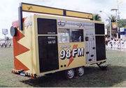 O "super-radão" da 98 FM é a unidade móvel que transmite o som da rádio de qualquer lugar, animando eventos e realizando promoções.